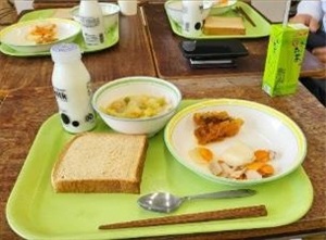 昼食は学校給食